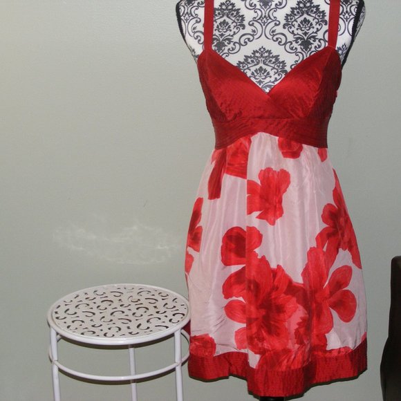 Guess Red and White Floral Dress Size 9 EUC - Picture 3 of 8